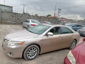 Toyota Camry XLE 4dr Sedan (2.5L 4cyl 6A) 2011 Gold