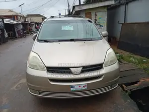 Toyota Sienna XLE FWD (3.3L V6 5A) 2004 Gold