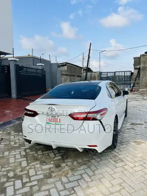 Toyota Camry XSE FWD (2.5L 4cyl 8AM) 2018 White