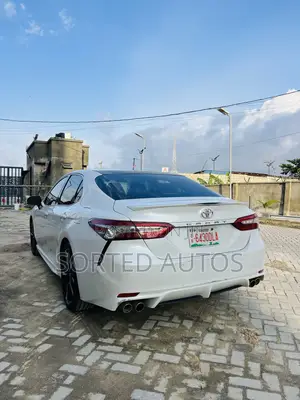 Toyota Camry XSE FWD (2.5L 4cyl 8AM) 2018 White