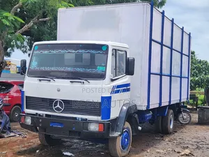 6 Tyres Mercedes Benz Truck