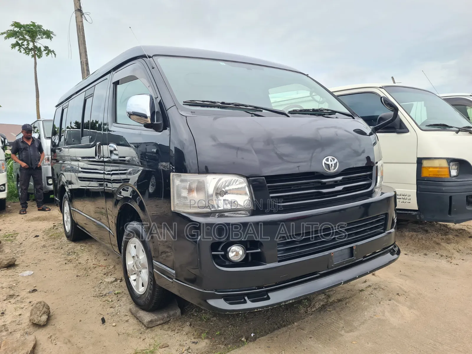 Toyota HiAce 2016 Black
