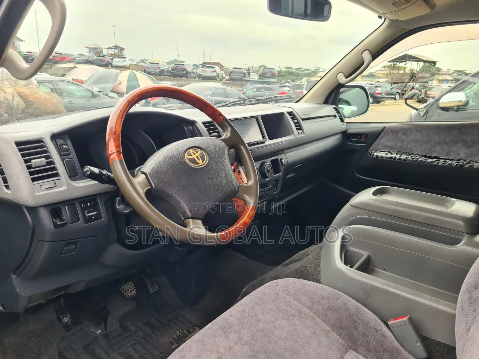Toyota HiAce 2016 Black