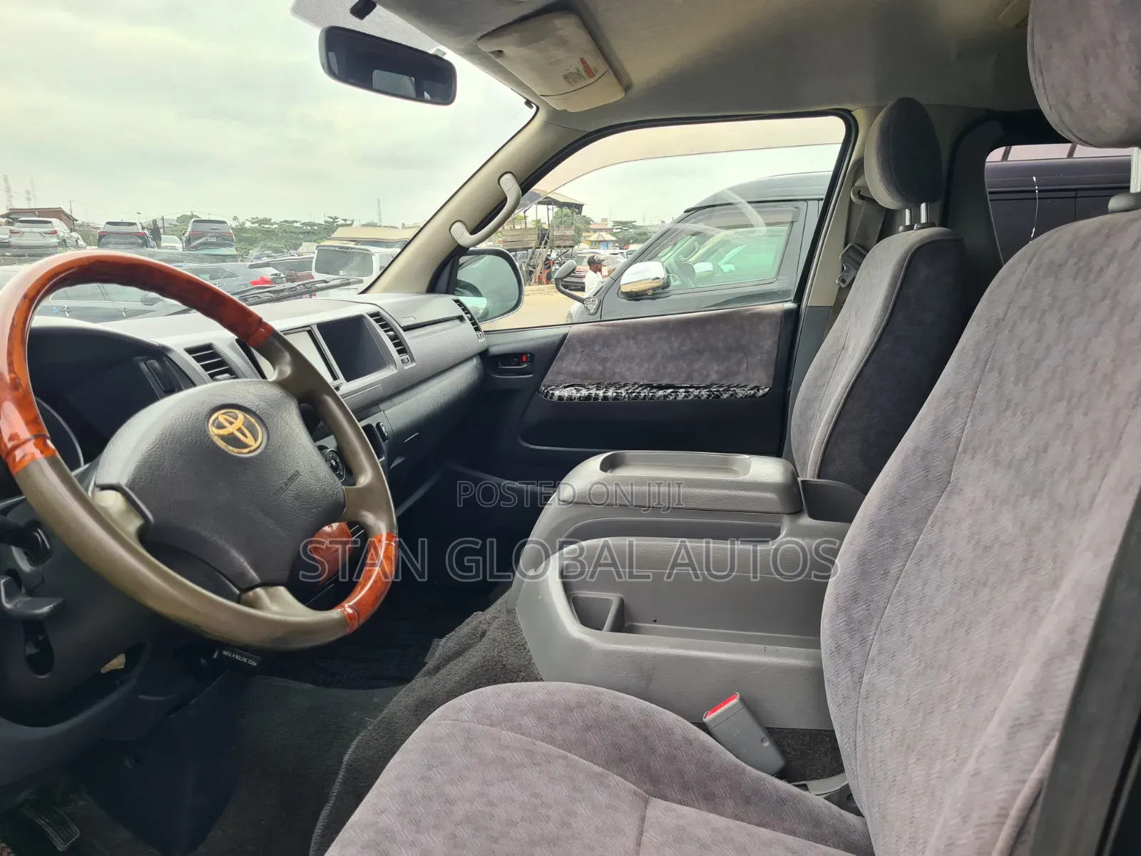 Toyota HiAce 2016 Black