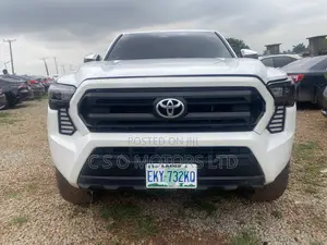 Toyota Tacoma 2024 White