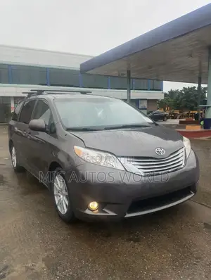 Toyota Sienna 2013 Green