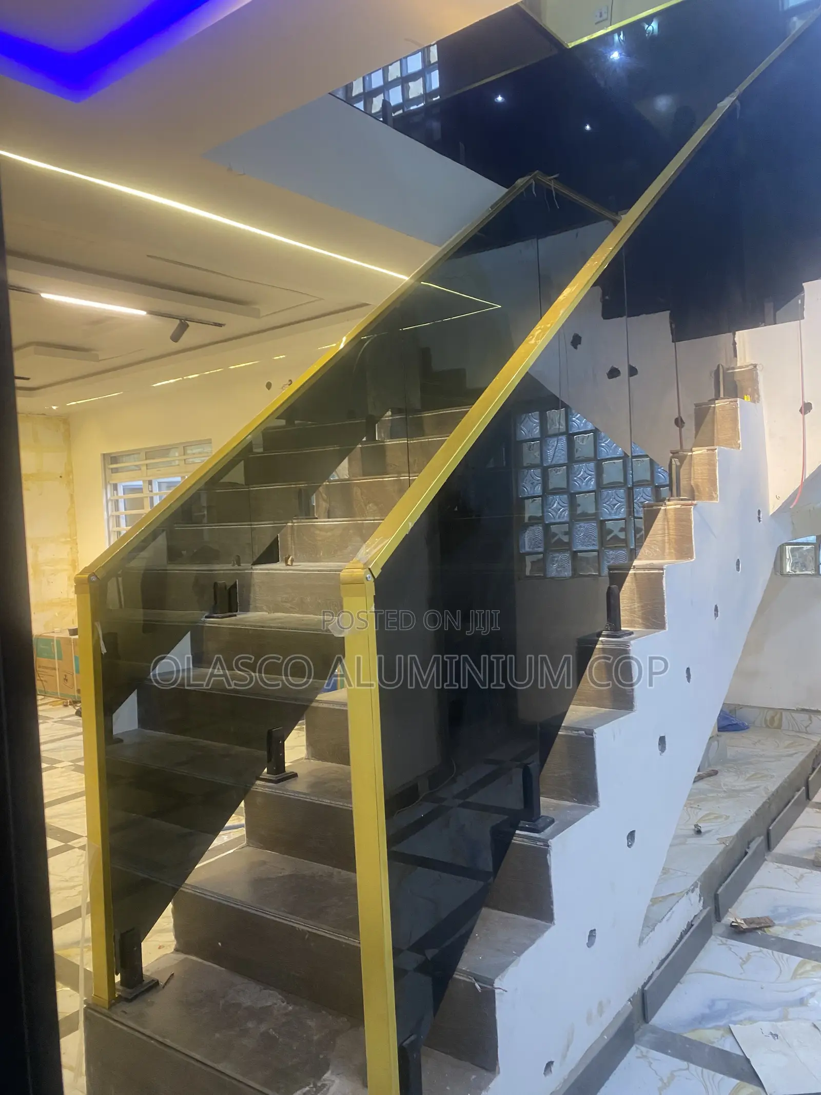Handrails With 10mm Gray Reflective Glass