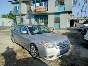 Toyota Avalon Limited Sedan FWD (3.5L 6cyl 6A) 2012 Silver