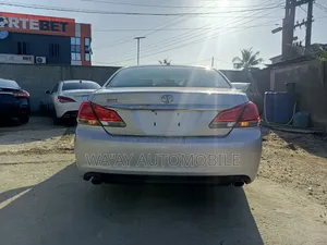 Toyota Avalon Limited Sedan FWD (3.5L 6cyl 6A) 2012 Silver