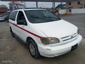 Toyota Sienna 2000 White