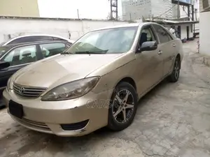 Toyota Camry LE 4dr Sedan (2.4L 4cyl 4A) 2004 Gold