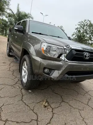 Toyota Tacoma 4dr Access Cab 4WD 6.1 ft. SB (2.7L 4cyl 5M) 2015 Brown