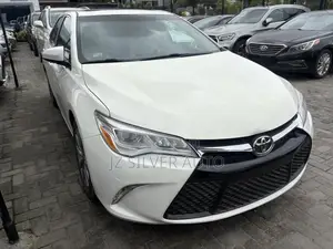 Toyota Camry XLE V6 4dr Sedan (3.6L 6cyl 6A) 2016 White