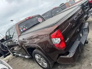 Toyota Tundra Platinum 5.7L V8 4x4 CrewMax 5.6 ft. box 145.7 in. WB