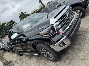 Toyota Tundra Platinum 5.7L V8 4x4 CrewMax 5.6 ft. box 145.7 in. WB Black 