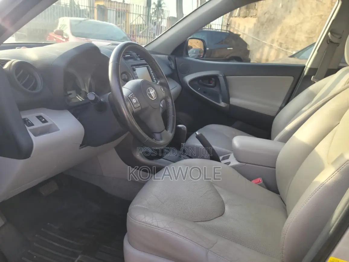 Toyota RAV4 2011 Silver