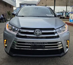 Toyota Highlander XLE 4x4 V6 (3.5L 6cyl 8A) 2018 Silver