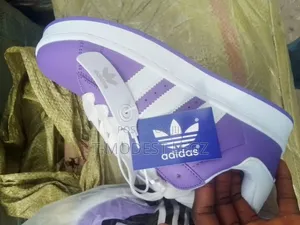 Casual Low-Top Retro Sneakers With Lace-Up Fastening