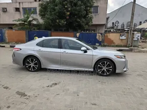 Toyota Camry SE FWD 2020 Silver