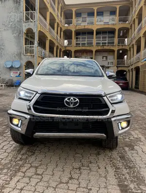Toyota Hilux 2021 White