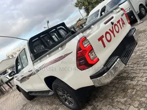 Toyota Hilux Revo Double Cab Petrol 2.7 AWD 2021 White