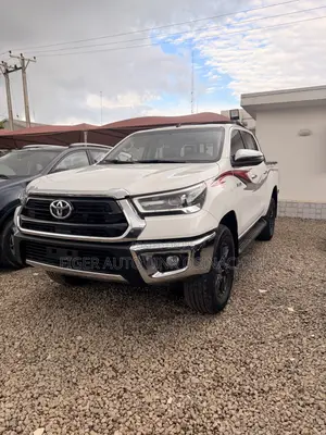 Toyota Hilux 2023 White
