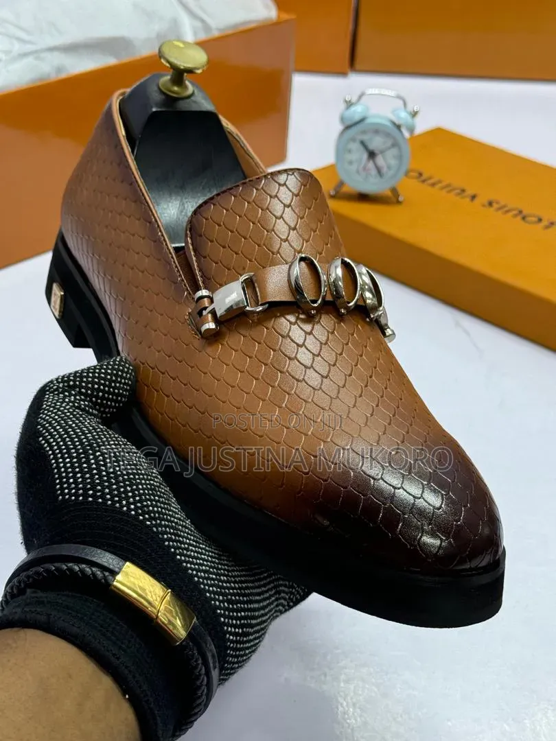 High Quality Louis Vuitton Leather Chain Flat Shoe