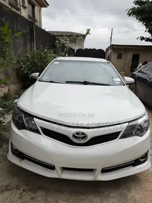 Toyota Camry SE 4dr Sedan (2.5L 4cyl 6A) 2013 White