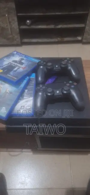 Ps4 Fat With 2 Game Pads, 6 Installed Games and 3 CD Games