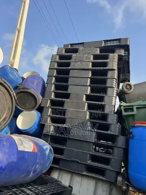 Heavy-Duty Black Plastic Grid Pallet