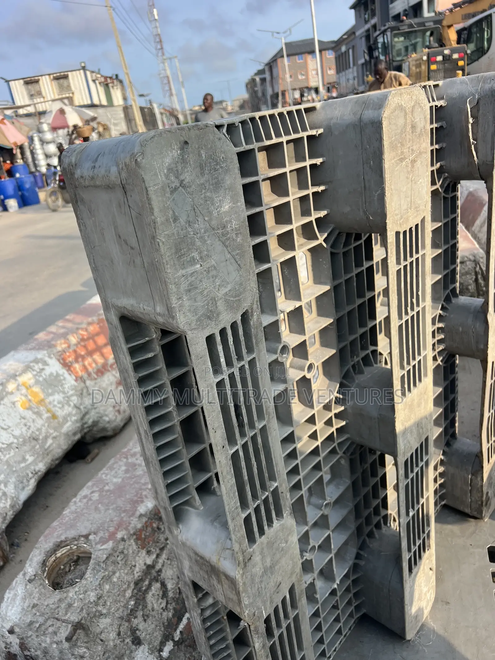 Heavy-Duty Black Plastic Grid Pallet