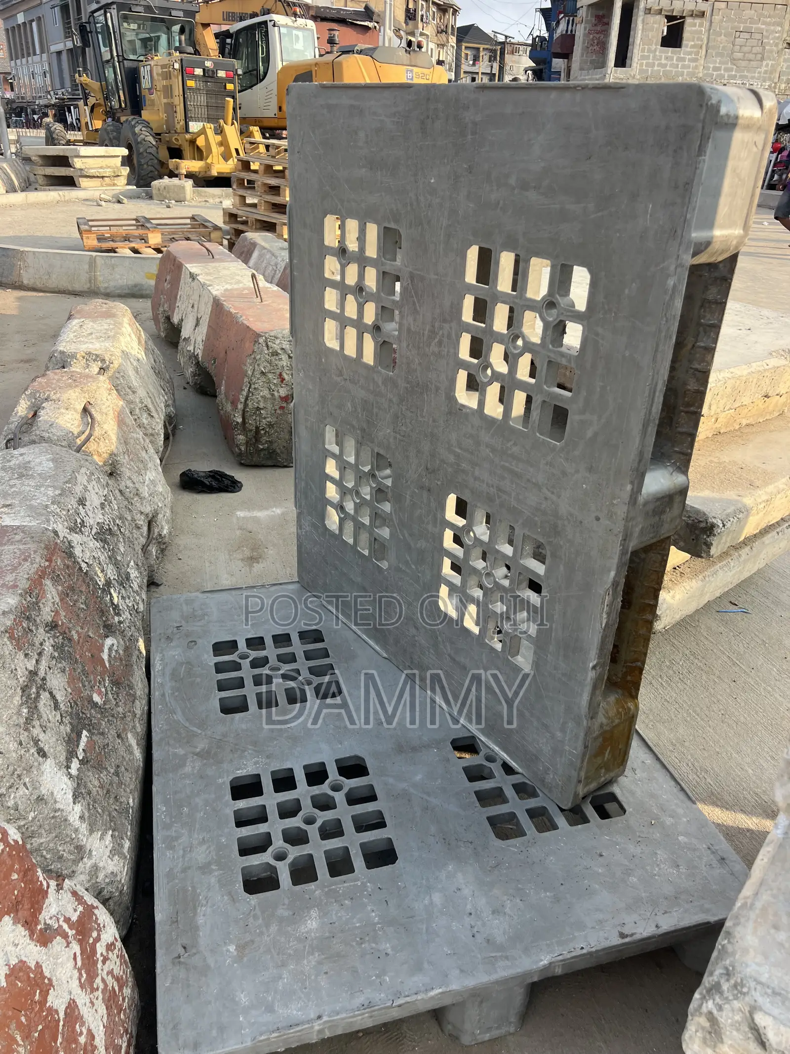 Heavy-Duty Black Plastic Grid Pallet