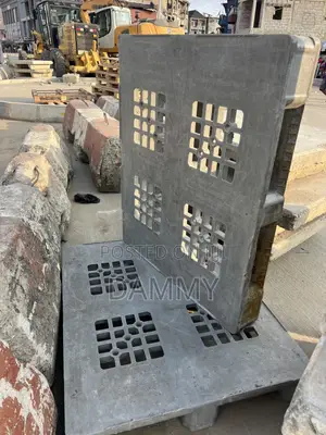 Heavy-Duty Black Plastic Grid Pallet