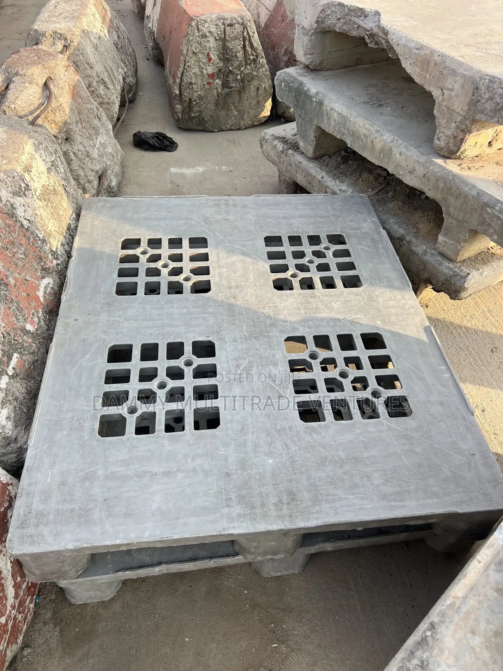 Heavy-Duty Black Plastic Grid Pallet