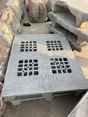 Heavy-Duty Black Plastic Grid Pallet