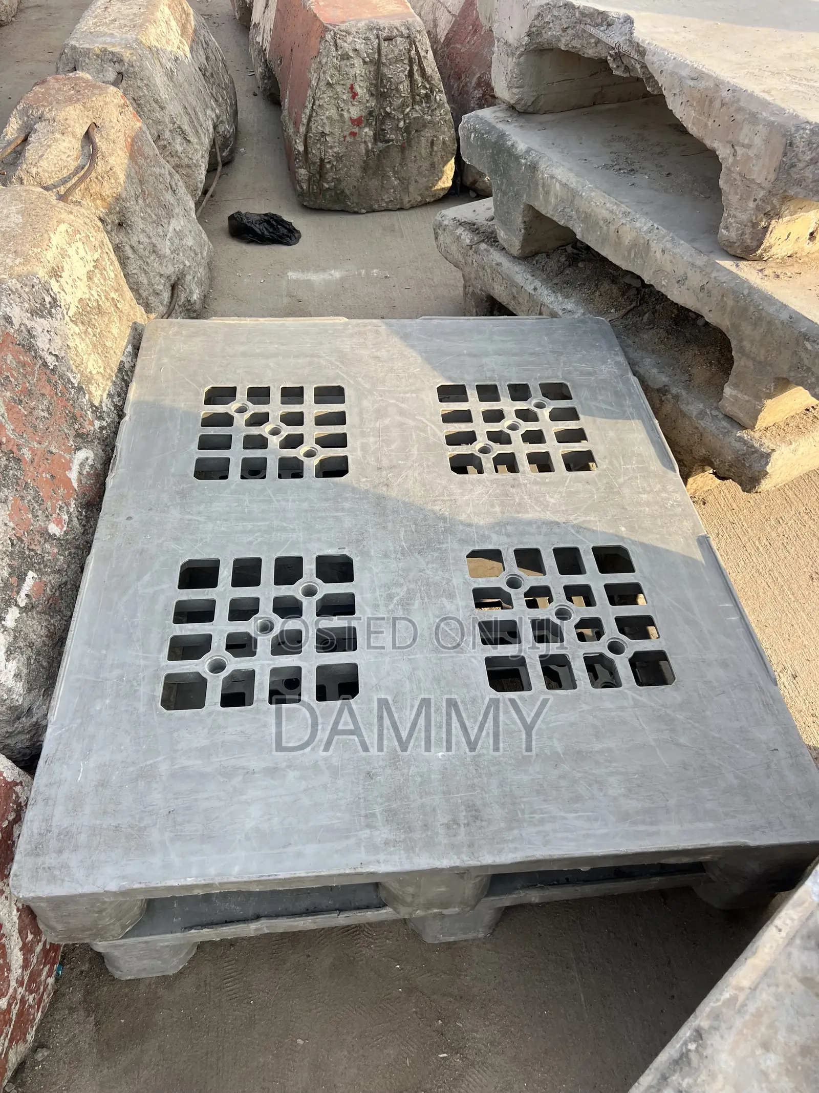 Heavy-Duty Black Plastic Grid Pallet