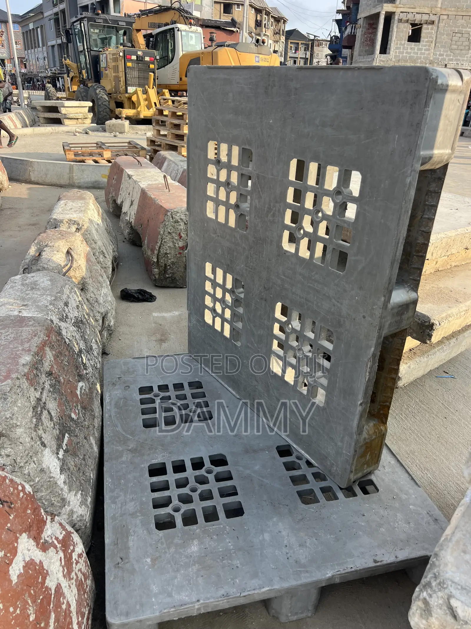 Heavy-Duty Black Plastic Grid Pallet