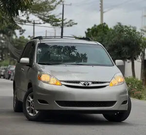 Toyota Sienna XLE 7 Passenger 2010 Gold