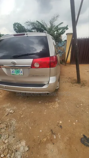 Toyota Sienna 2006 Gold