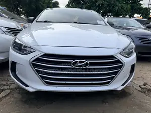 Hyundai Elantra SE Sedan FWD (2.0L 4cyl 6M) 2017 White