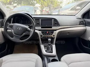 Hyundai Elantra SE Sedan FWD (2.0L 4cyl 6M) 2017 White