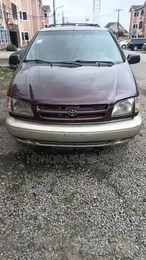 Toyota Sienna 2000 Red