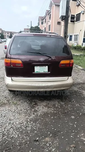Toyota Sienna 2000 Red