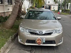 Toyota Camry XLE 4dr Sedan (2.5L 4cyl 6A) 2013 Gold