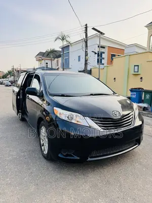 Toyota Sienna LE 7 Passenger (3.5L 6cyl 6A) 2016 Black