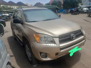 Toyota RAV4 2010 Gold