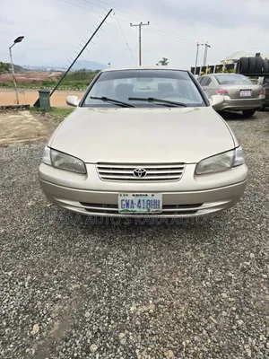 Toyota Camry 2000 Gold