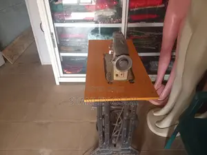 Vintage Industrial Straight Stitch Sewing Machine – Complete With Tabl