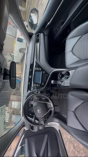 Toyota Camry SE (2.5L 4cyl 8A) 2019 White
