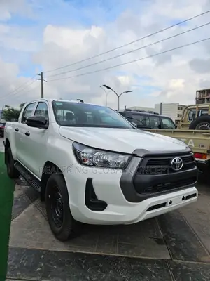 New Toyota Hilux 2025 White